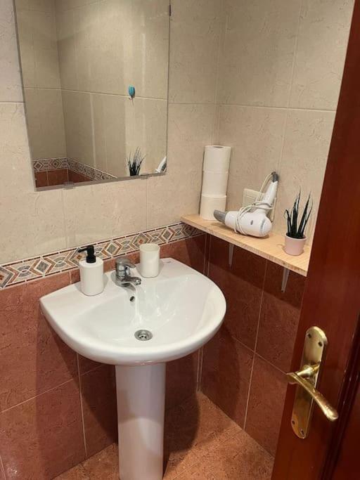 Acogedor Y Soleado Apartamento Recien Amueblado En Gijón Buitenkant foto